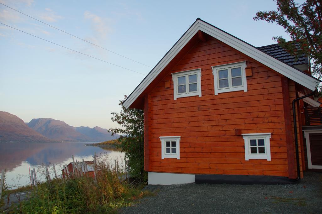 Aaroybukt Guesthouse Aroybukta ภายนอก รูปภาพ